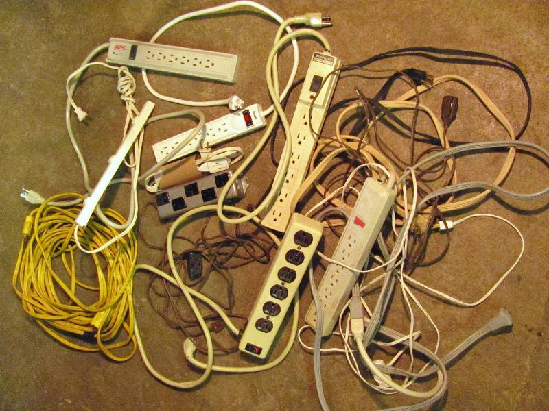 lot 7137 image: Lot of extension cords and multi-plugs - SEE PHOTOS
