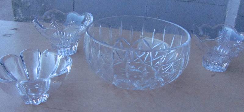 lot 7148 image: Pretty Lot of Glass Ware -  candy  coin  trinket dishes