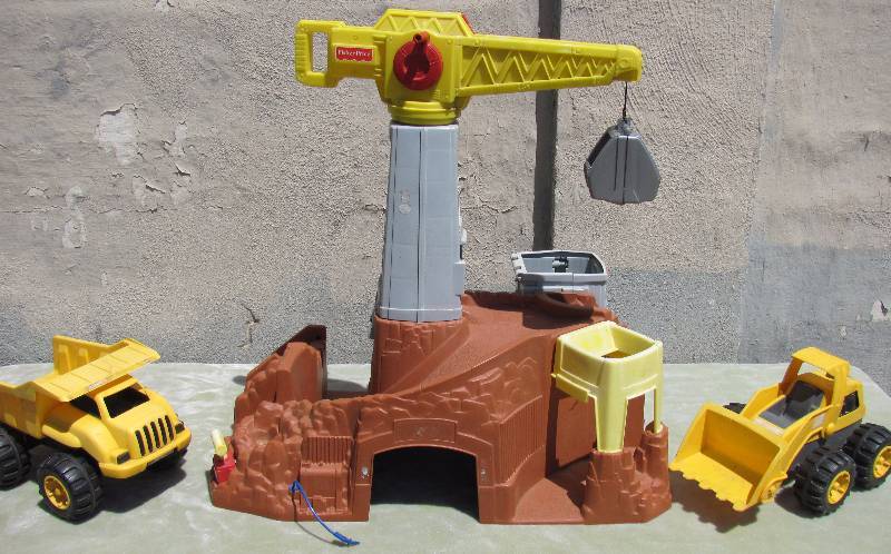 lot 7152 image: Toy Crane - Fisher Price - with truck and loader