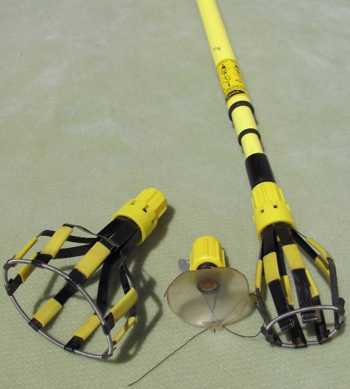 lot 7155 image: Telescoping Light Bulb Changer Extends Up to 11 feet