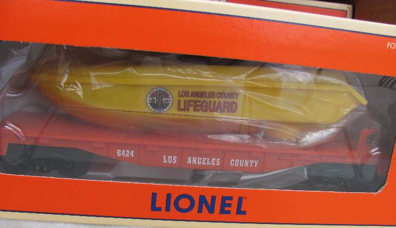 lot 7164 image: Lot of 6 - LIONEL Toy Train Cars with battery powered boat
