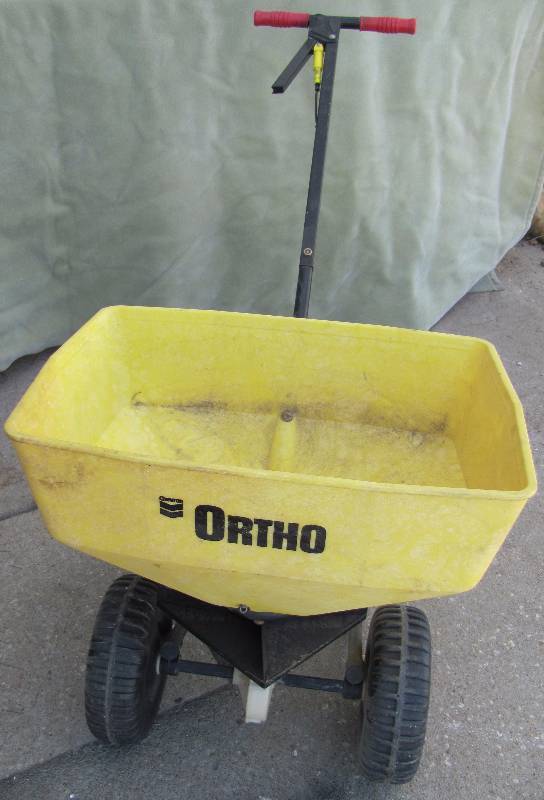 lot 7172 image: Ortho Broadcast Spreader for Lawn & Garden