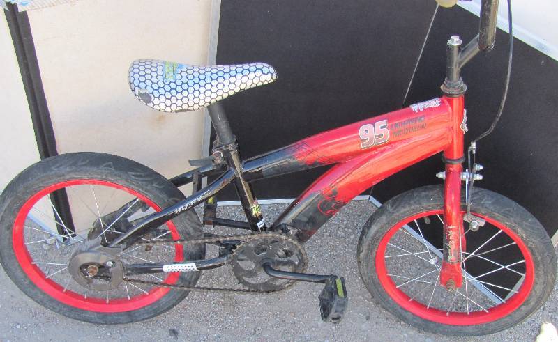 lot 7192 image: Huffy 16 Bike - CARS - Lightning McQueen