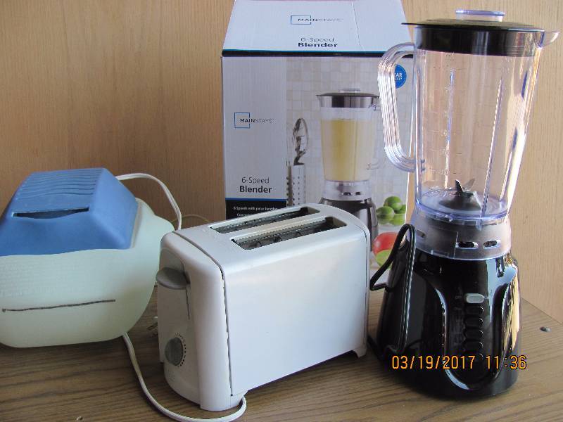 lot 6005 image: Kitchen appliance lot - 6 speed blender, toaster and vaporizer