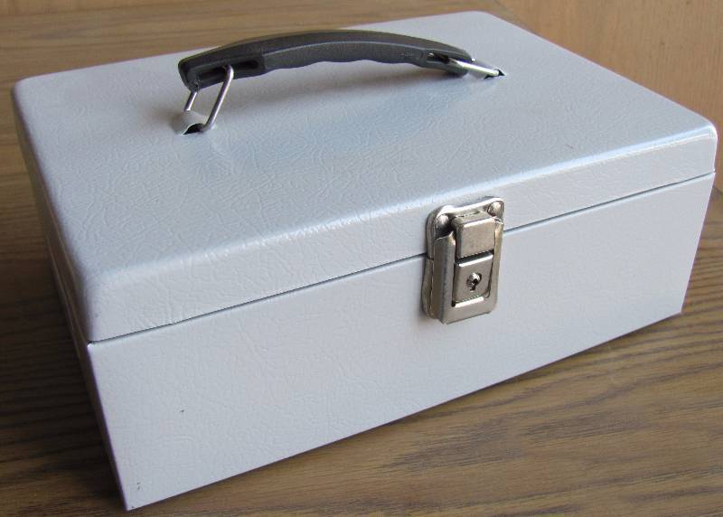 lot 6009 image: Cash box, steel construction, with plastic bill  coin tray - no key