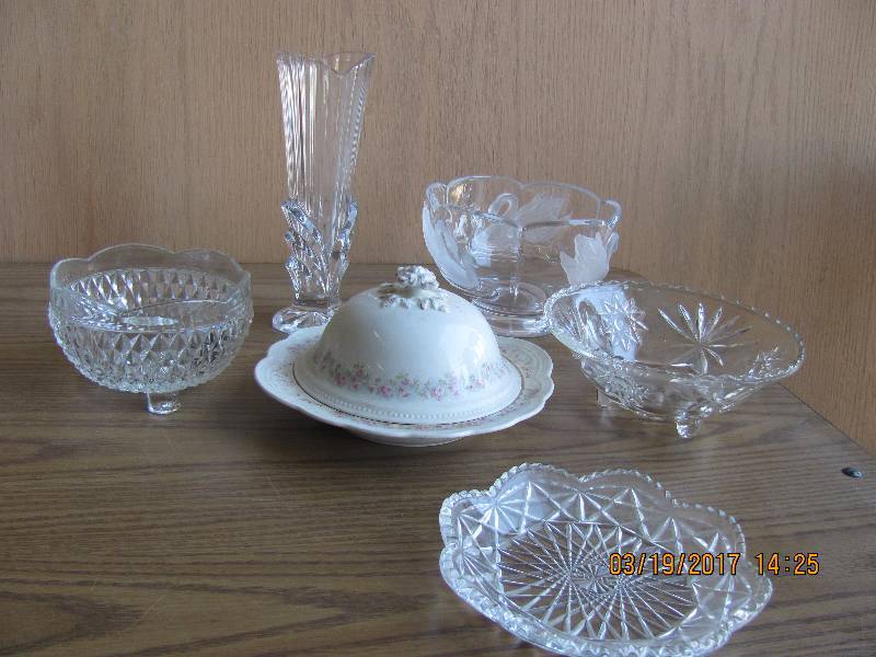 lot 6016 image: Assorted Glassware - vase, 4 candy dishes, covered plate - PRETTY