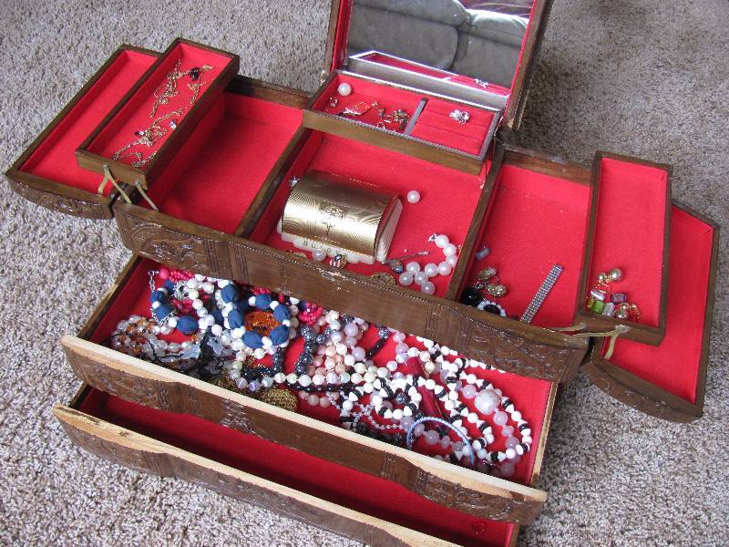 lot 6028 image: Jewelry  Treasure Chest with jewelry contents