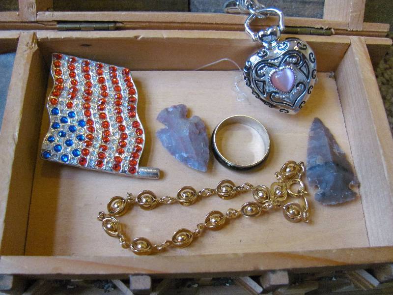 lot 6152 image: Very unique jewelry box - with contents