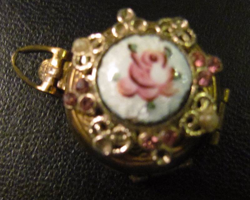lot 6162 image: Very unique 4 photo pendant locket VINTAGE (pendant only, no chain)
