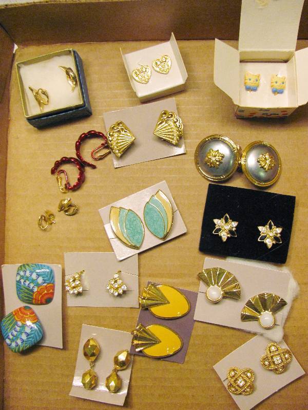 lot 6164 image: Assorted fashion earrings Some Avon - clip-on style hearts, cats, floral, fashionable, fun