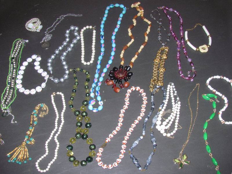 lot 6173 image: Assorted Lot of Costume  Fashion Jewelry necklaces, bracelets
