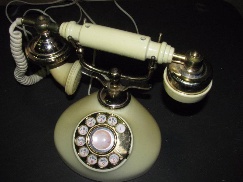 lot 6186 image: Old style rotary phone - really neat