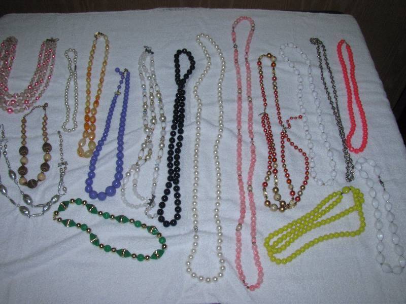 lot 6189 image: Assorted beaded necklaces - many styles and colors