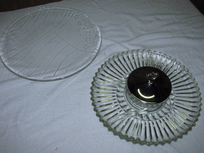 lot 6190 image: Glass serving plates. - American flag design on0.e with metal lid
