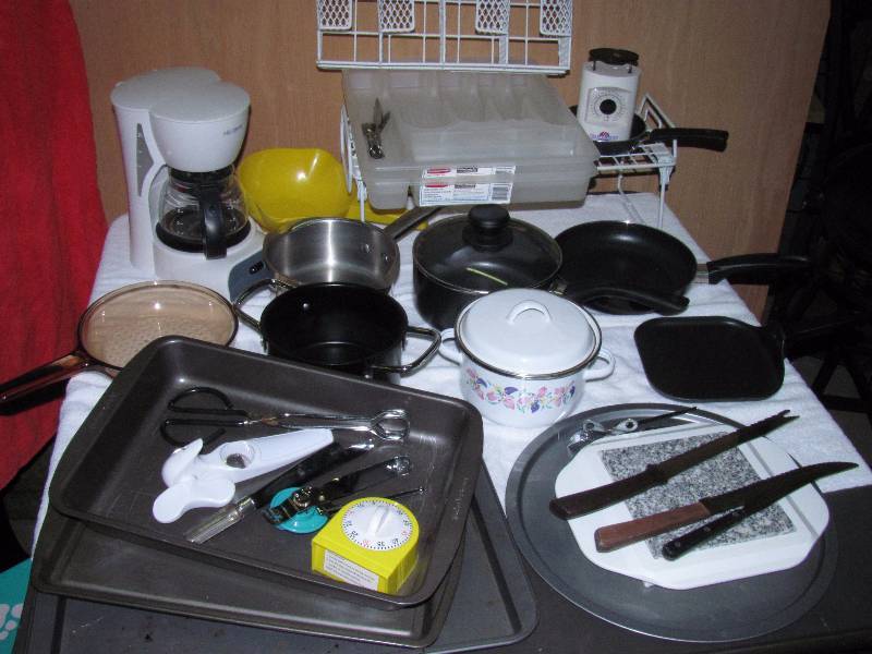 lot 6191 image: Lot of Assorted kitchen ware Over 25 items food scale, timer, knives cookwear