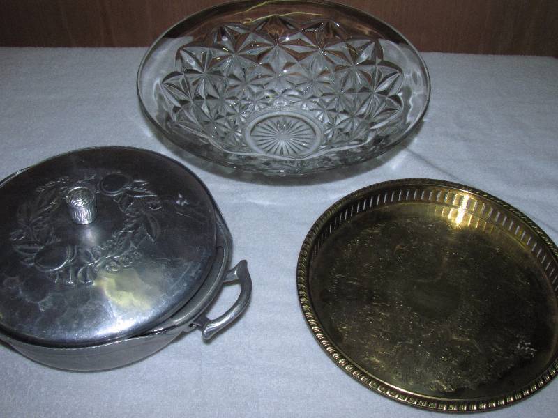 lot 6199 image: Serving pieces - nice and pretty