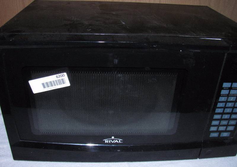 lot 6200 image: Microwave - Rival 900 Watt - WORKS