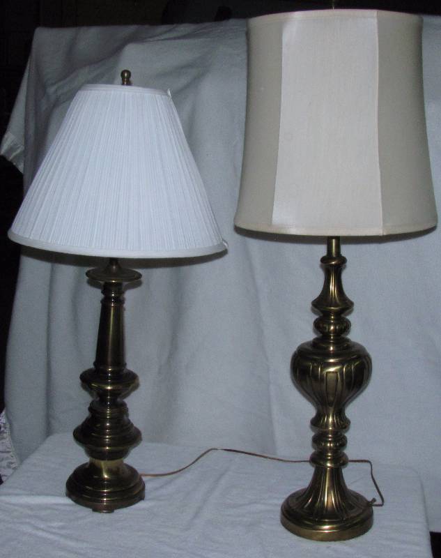 lot 6210 image: 2 table lamps
