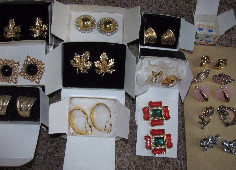 lot 6214 image: Earrings - MOST (maybe all) are AVON