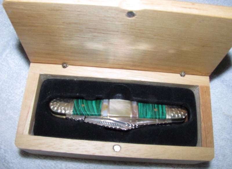lot 6215 image: Pocket knife with wood gift box - Silverhorse Stoneworks