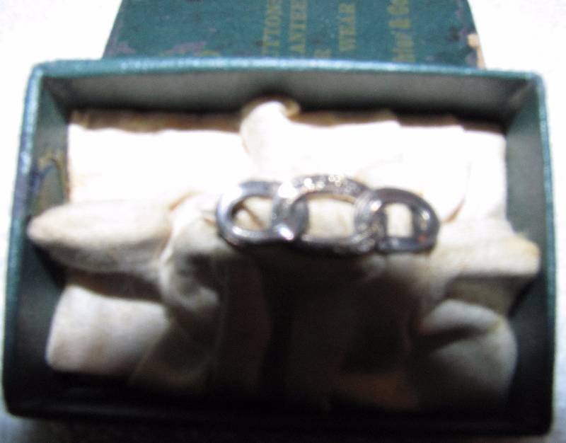 lot 6219 image: Odd Fellows Pin - in old box