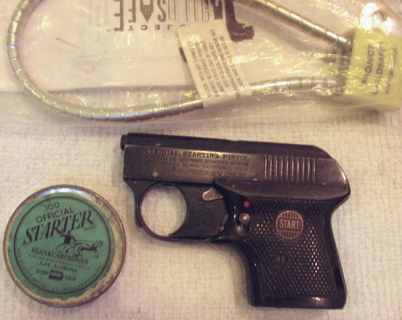 lot 6230 image: Starter Pistol - with cartridges and Child Safe Lock