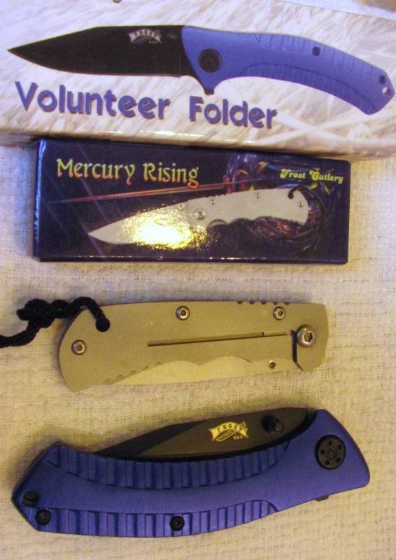 lot 6231 image: Two Pocket Knifes Blue and Silver - NEW in boxes