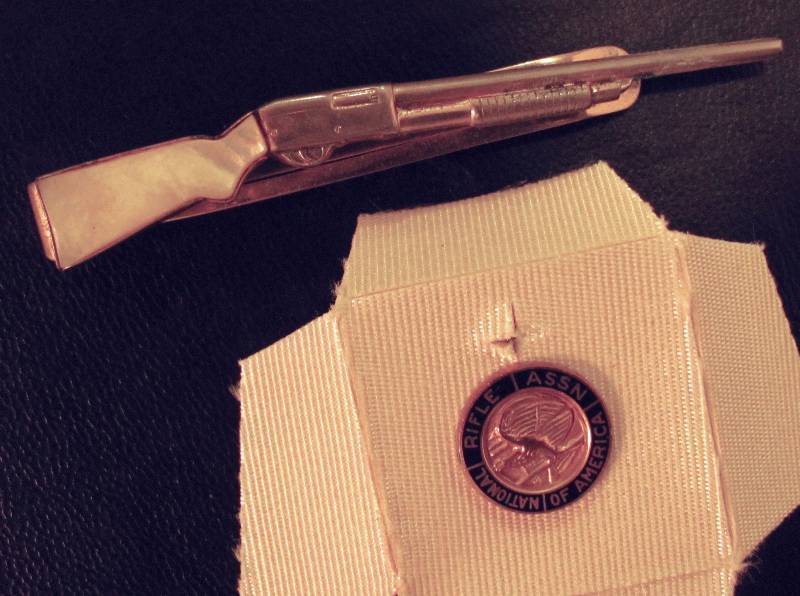 lot 6248 image: NRA lapel pin  tie tack & Shot Gun Tie Clip