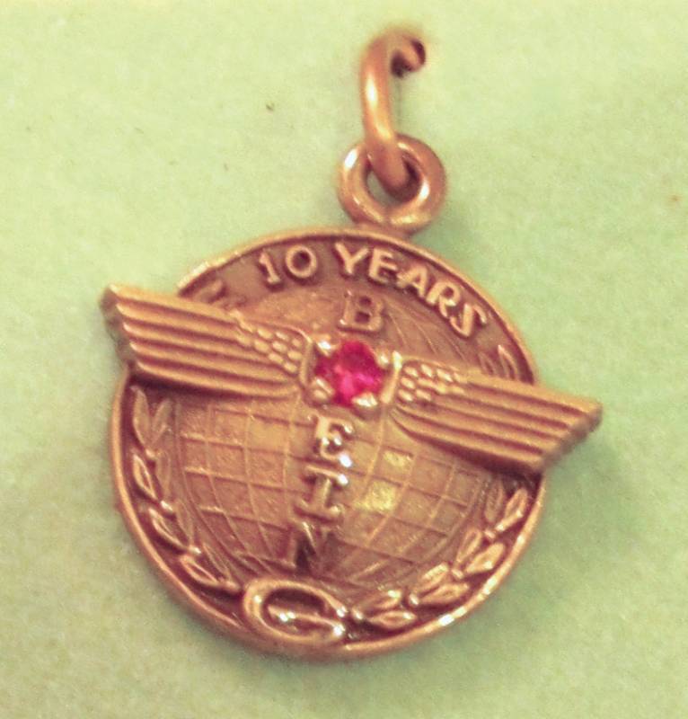 lot 6254 image: 10K Gold - BOEING 10 year service pin