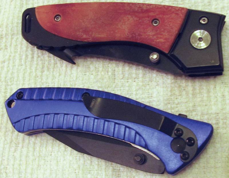 lot 6263 image: 2 Pocket knifes - Blue Handle with clip and Brown handle with barb cutter