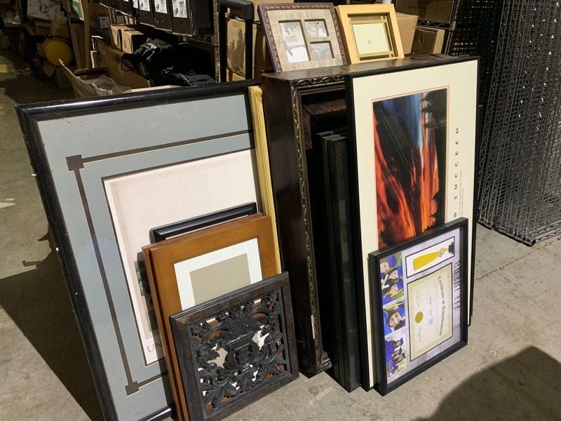 lot 220 image: Large 15pc Bundle of Miscellaneous Art Picture Frames