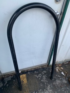 lot 67 image: Curved Metal Barrier Railing 4ftx2ft