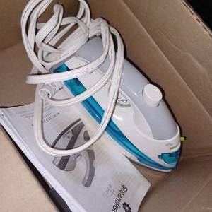 lot 44421 image: STEAMFAST SF-71 0 MININ STEAM IRON, WHITE