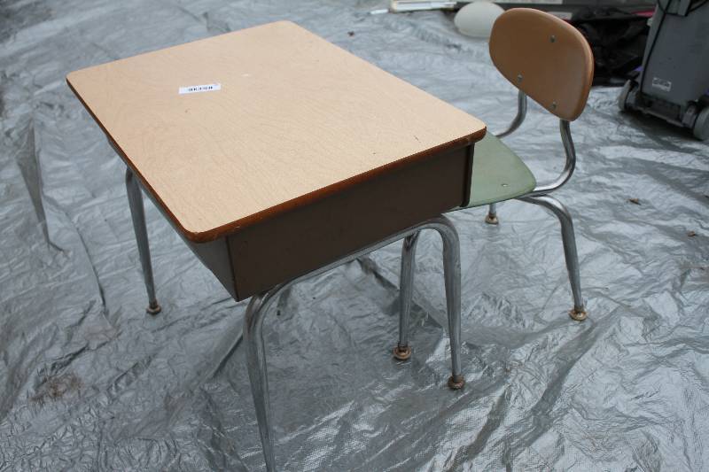 lot 34 image: Kids desk and Chair 22 Tall- Real school desk