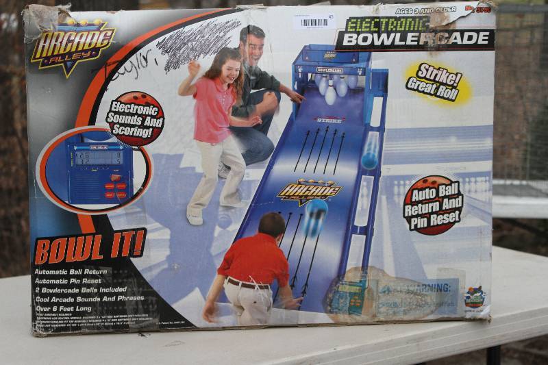 lot 44 image: Elecronic Bowling Machine- Complete lane