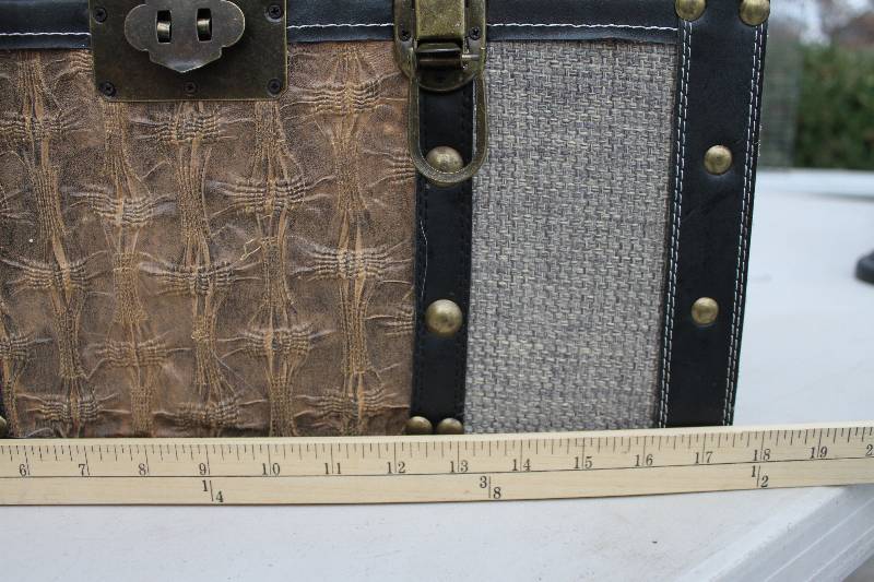 lot 46 image: Fabric and wood decorative box