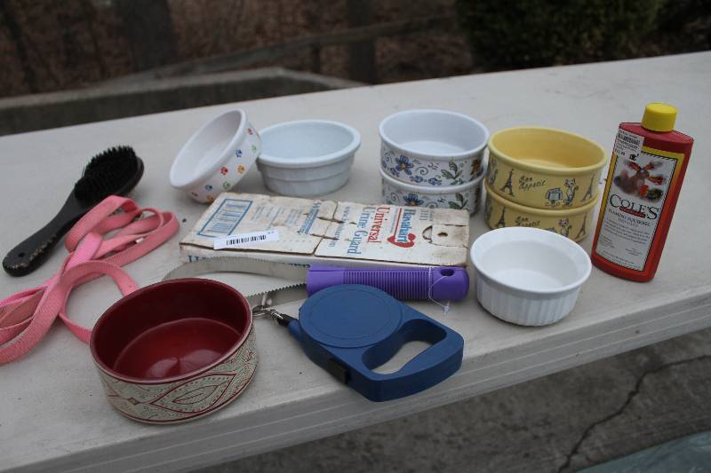 lot 56 image: Misc Pet Supplies -Squirrel deterant-
