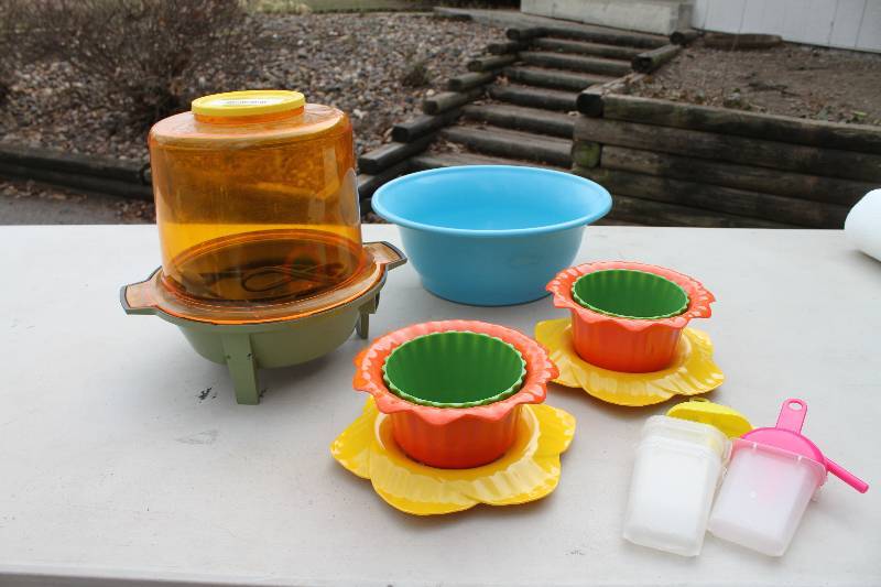 lot 75 image: New Popcorn Maker and Plastic dishes