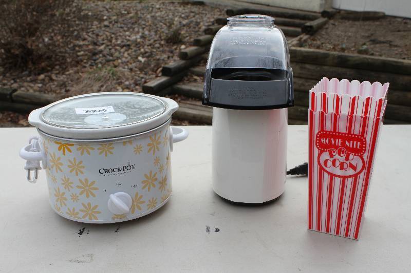 lot 76 image: New Crockpot, Popcorn maker and two plastic popcorn bags