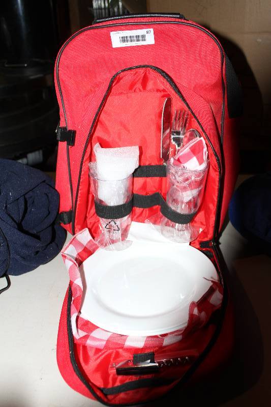 lot 85 image: Picnic Backpack, rollup pillow blanket and heated blanket