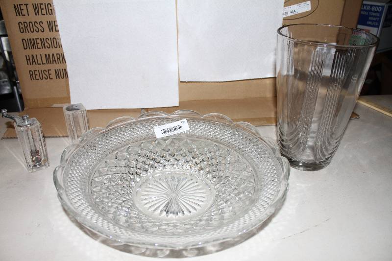 lot 88 image: Large heavy Crystal dishbowl, Crystal Vase and misc