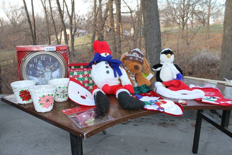 lot 106 image: Christmas Basket, Snowman Clock (New) and misc