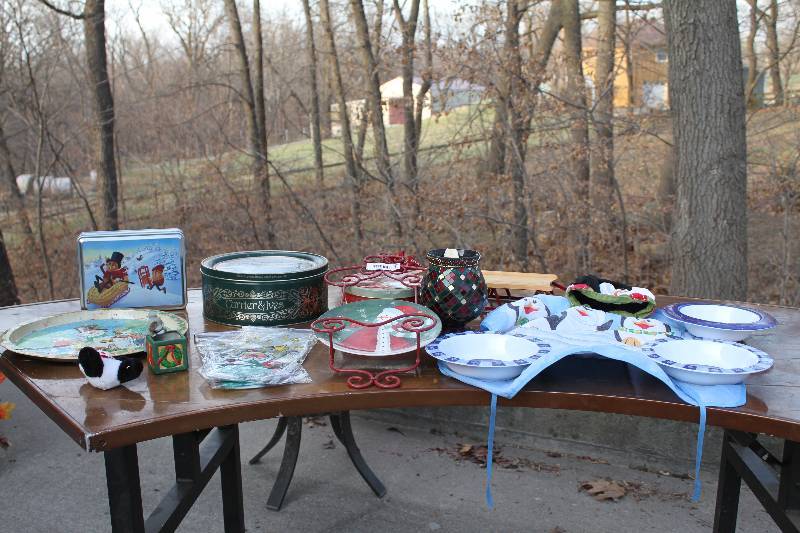 lot 107 image: Misc Christmas Dcor- 16 Pieces
