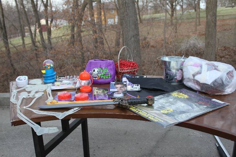 lot 108 image: Halloween, Easter and Valentines items