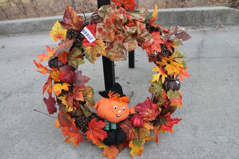 lot 109 image: Fall Dcor Items- 9 piece
