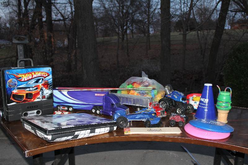 lot 110 image: Hotwheels Haulers and misc kids toys