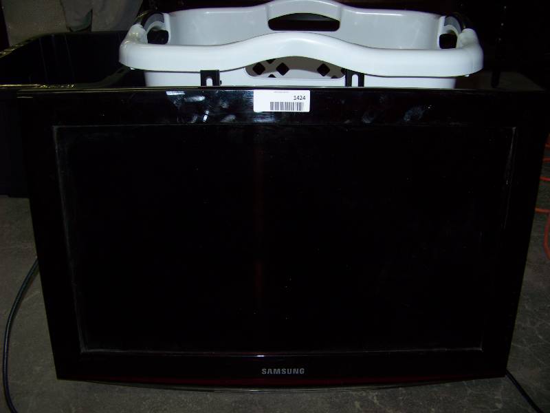 lot 1424 image: 27 Samsung Flat Screen TV in Working Condition