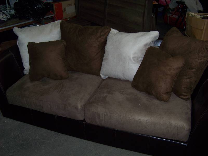 lot 1429 image: Micro Fiber Couch