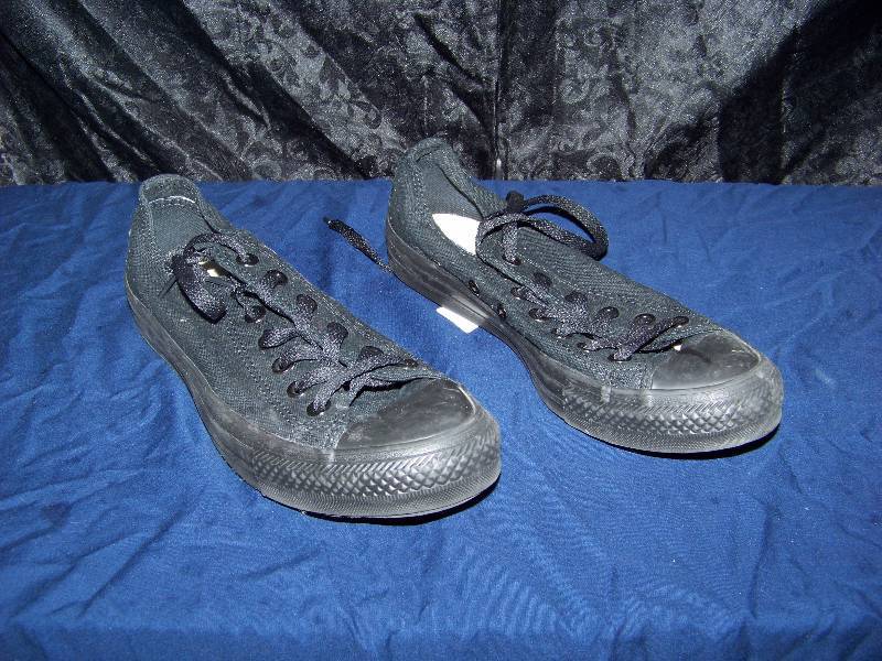 lot 1431 image: Pair of Converse