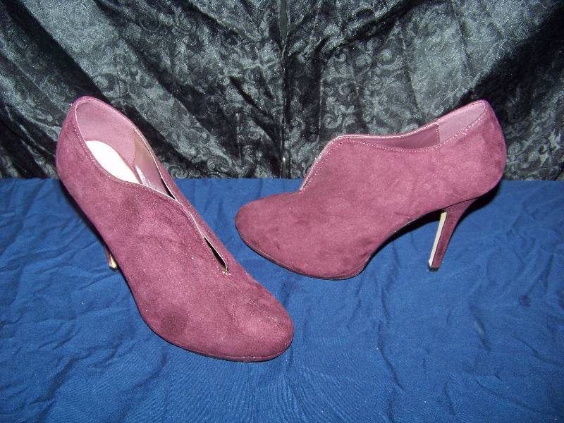 lot 1434 image: Pair of Ladies High Heels Size in Photos